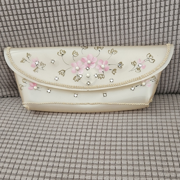 Unk Handbags - Vintage Vinyl Floral Cream Clutch